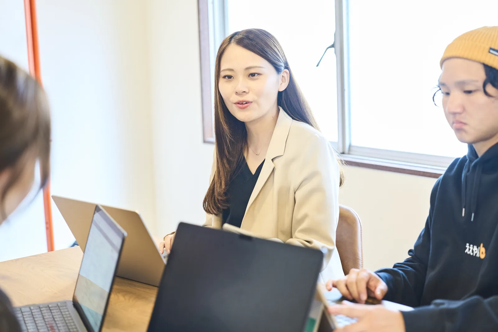 打ち合わせで、ご担当者のお話をうかがうスタッフ