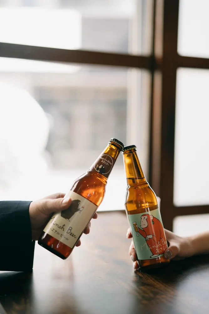 麦酒店に並ぶクラフトビールの瓶