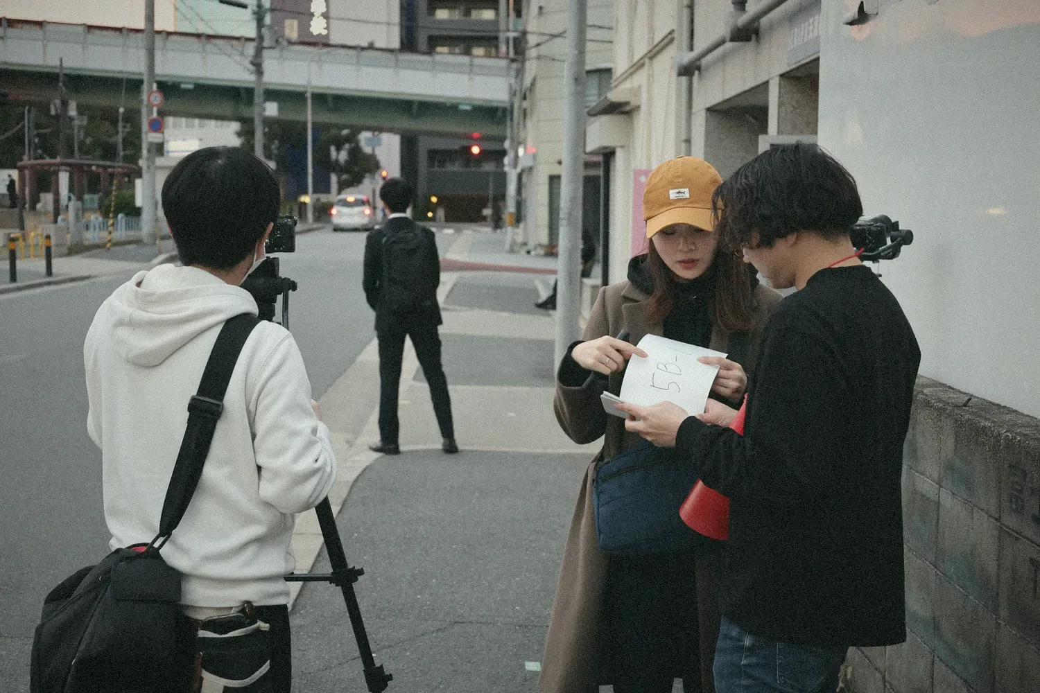 街なかで動画を撮影しながら、メンバーが段取りを確認している様子