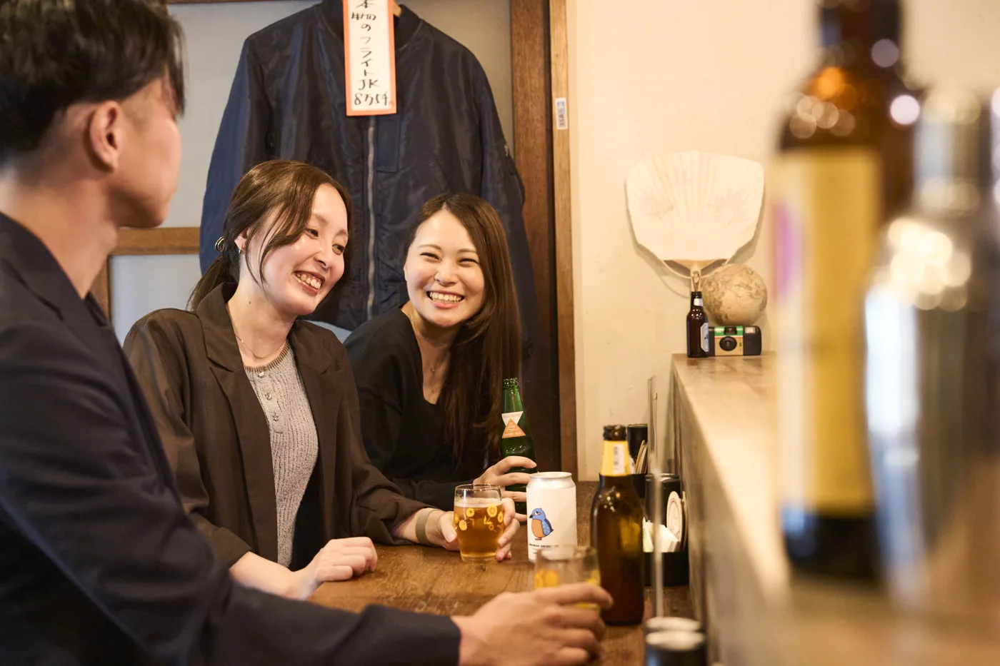 併設の麦酒店まぁええやんで、メンバーが笑いながら乾杯している