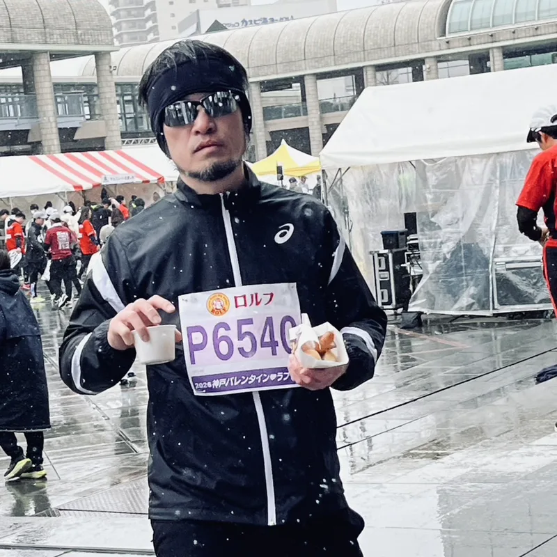 雪の降るマラソン大会で、ゼッケンをつけて歩くK・T