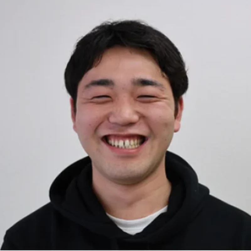 黒いパーカーで笑うS・Y