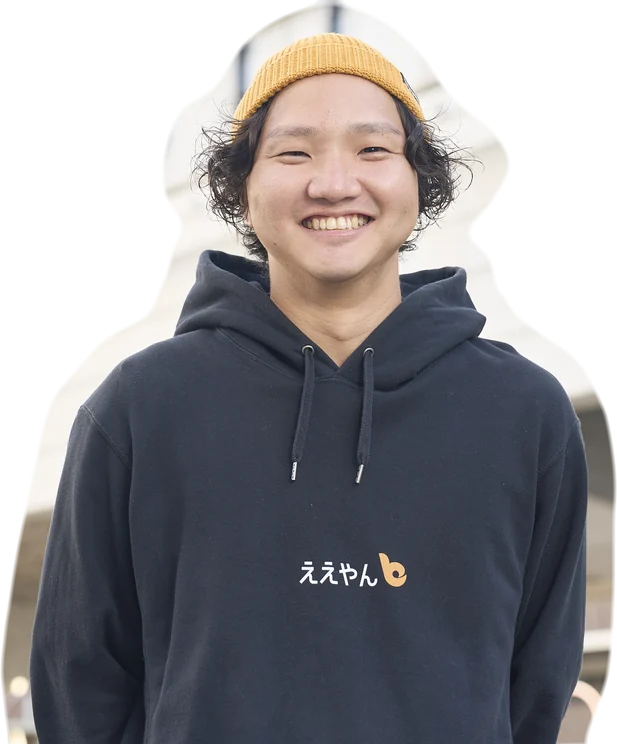ええやんのパーカーを着て笑う代表の川合