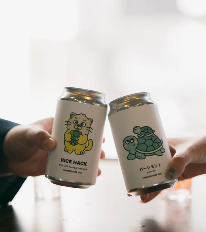 クラフトビールの缶で乾杯しているところ
