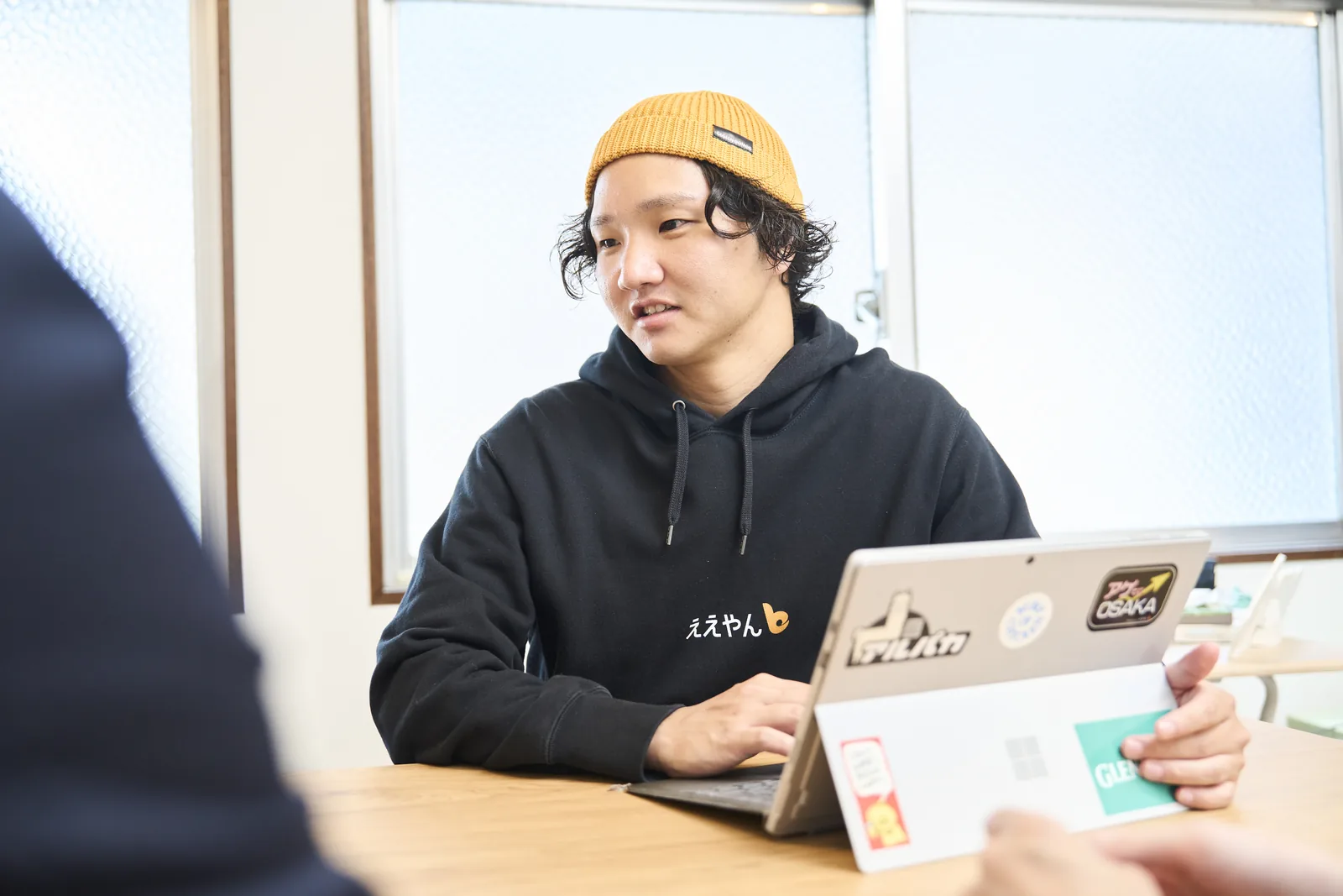 打ち合わせで、運用の体制についてお話をうかがうスタッフ
