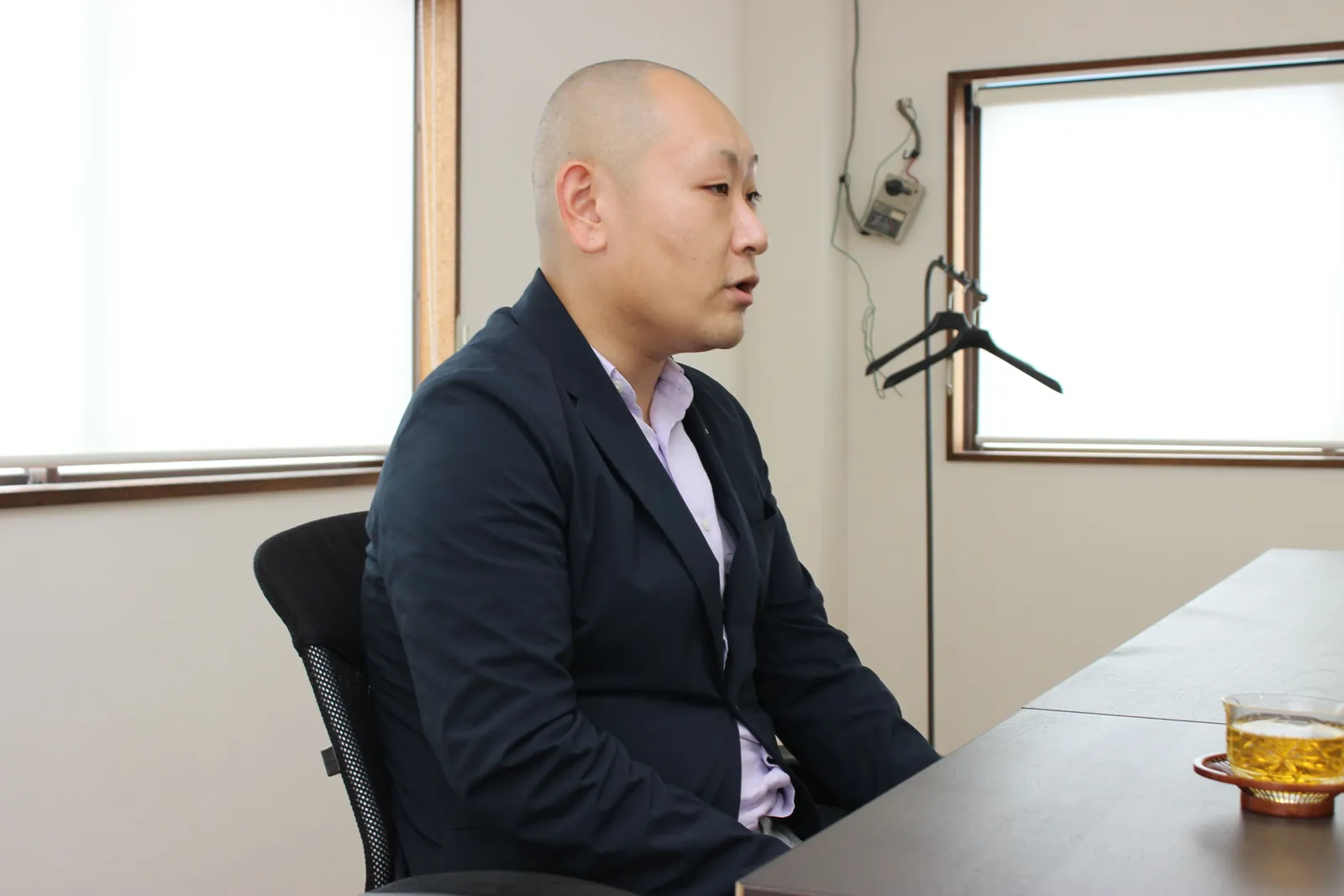 インタビューで話す竹田社長
