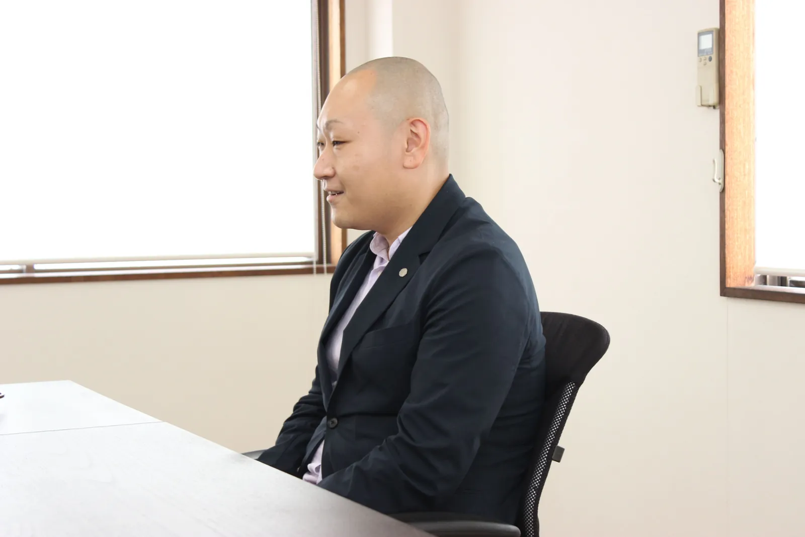 窓辺で話す竹田社長