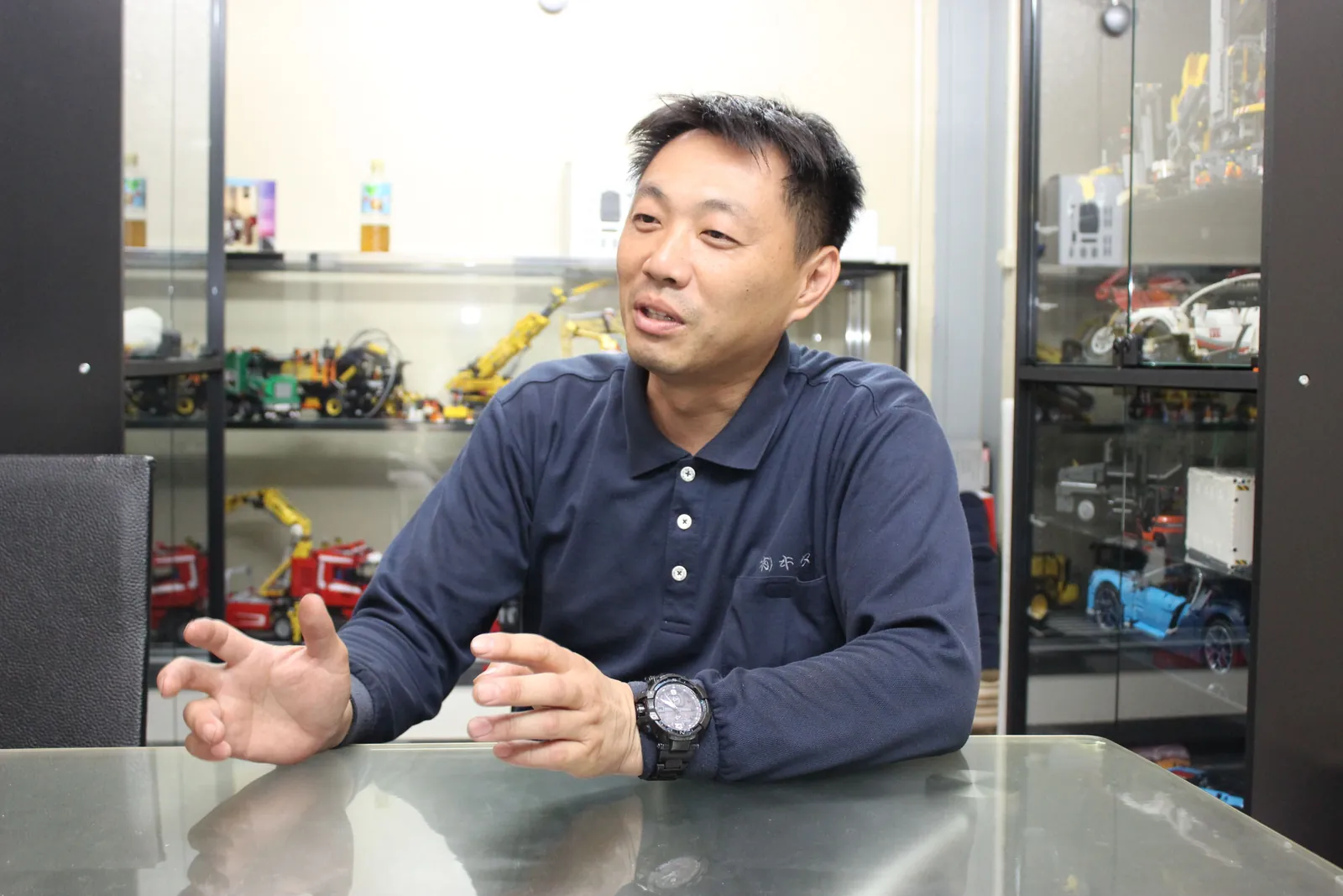インタビューで話す北野社長
