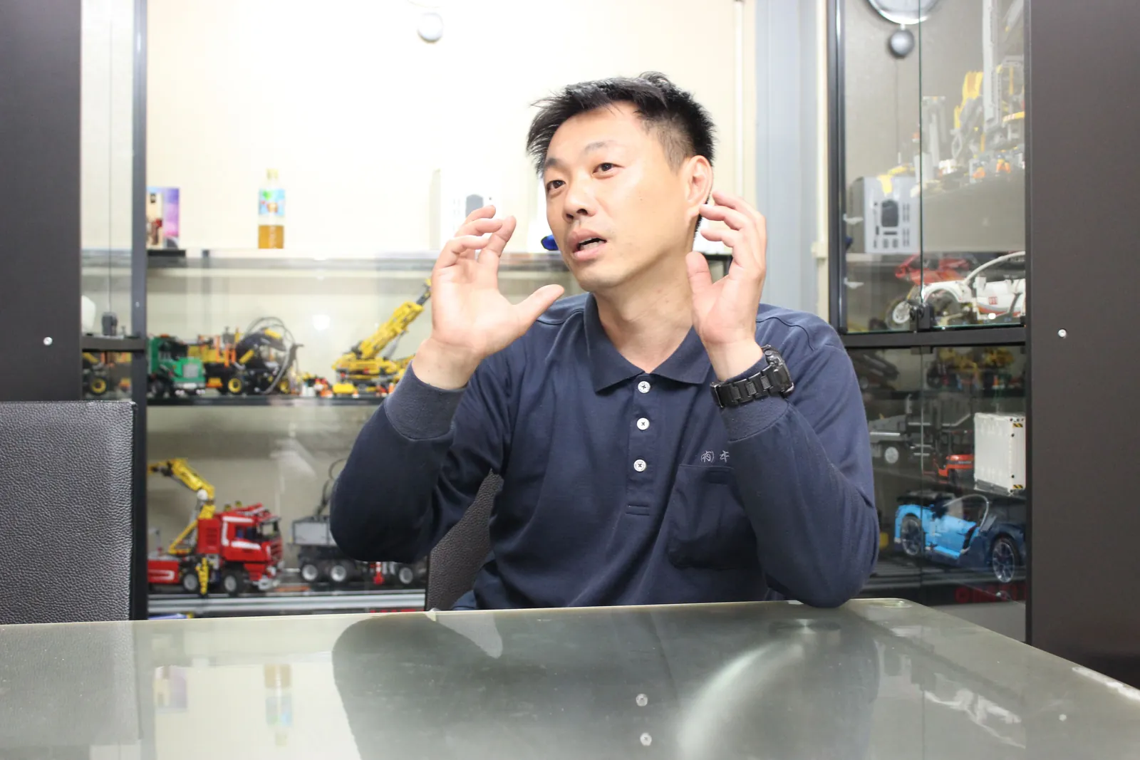 身ぶりを交えて話す北野社長