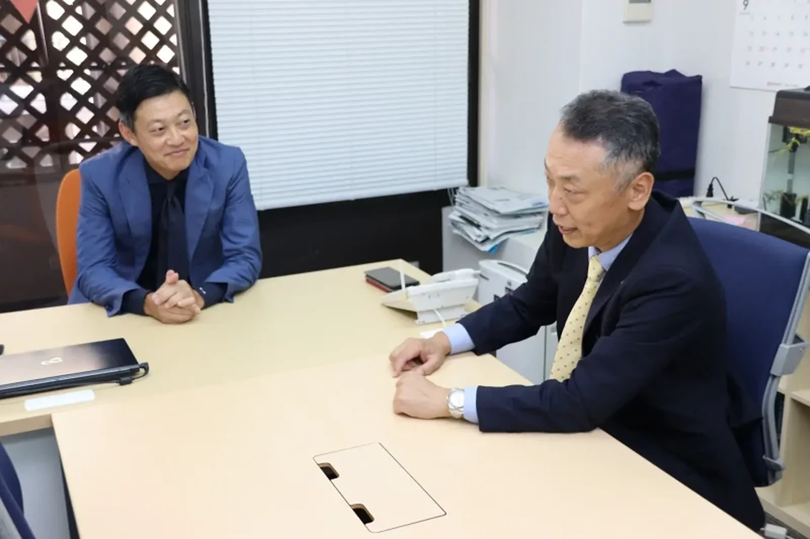 テーブルを囲んで話す松長社長と有賀さま