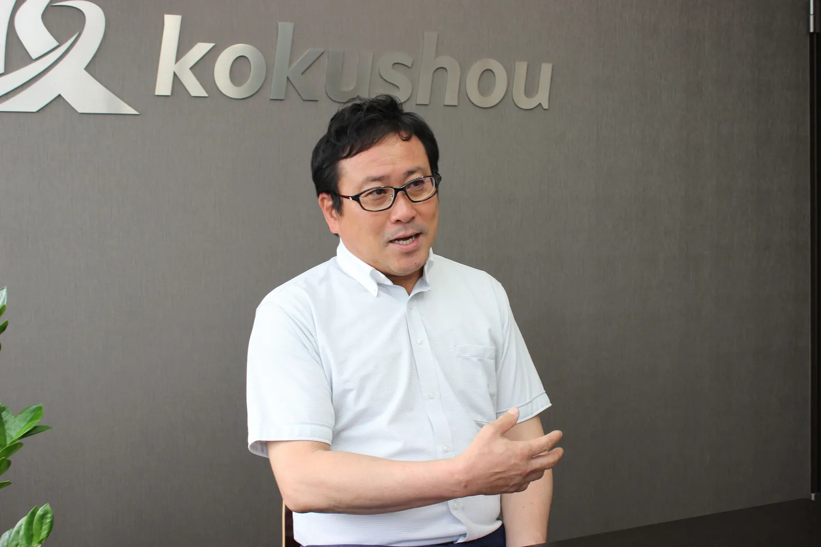 インタビューで話す国本社長