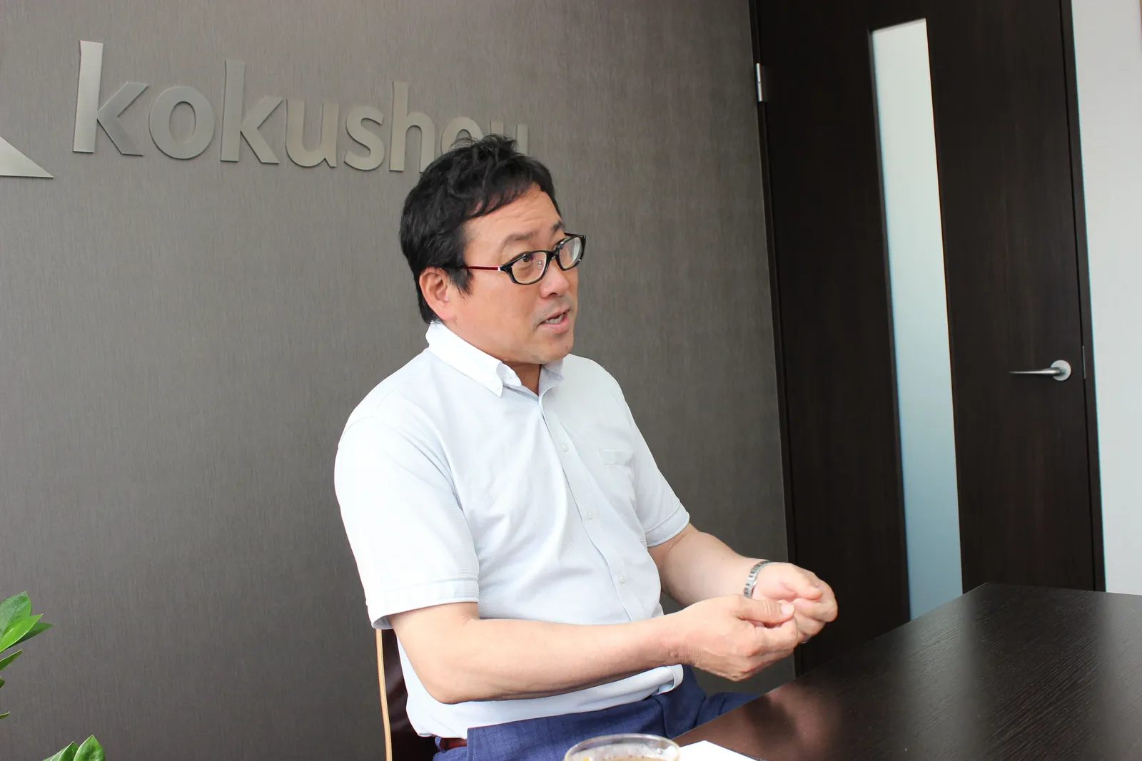 手を組んで話す国本社長
