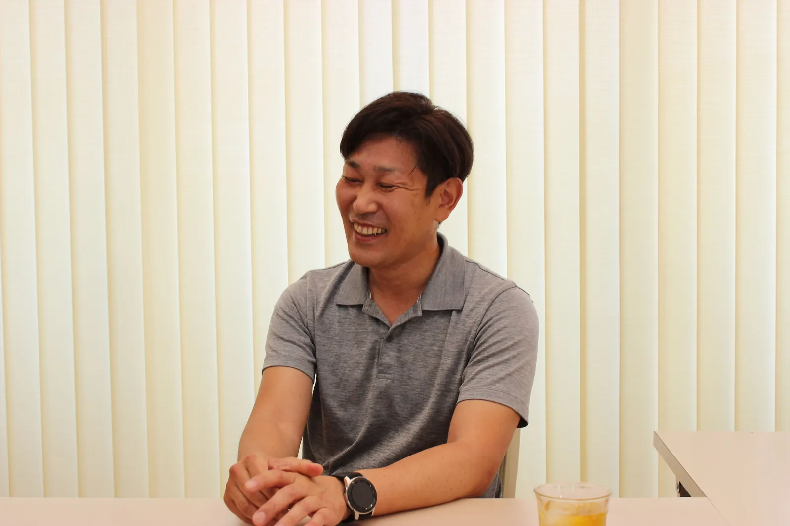 インタビューで笑う中澤社長