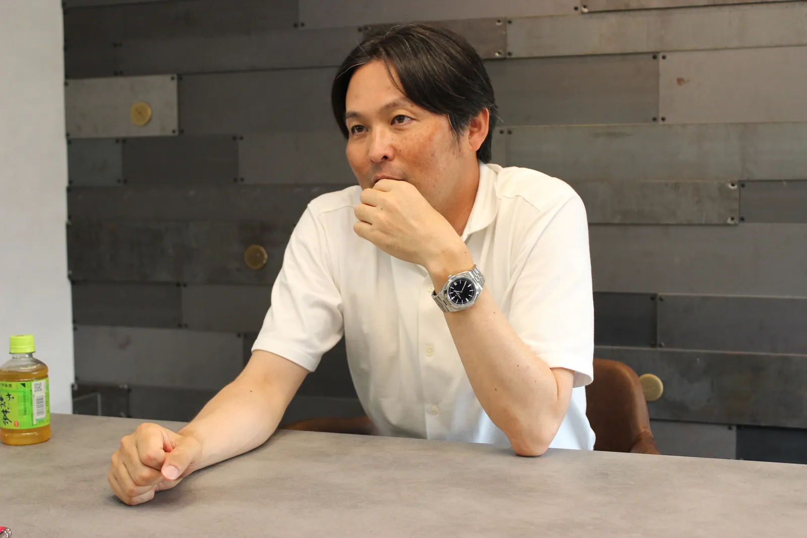 インタビューで話す中三川社長