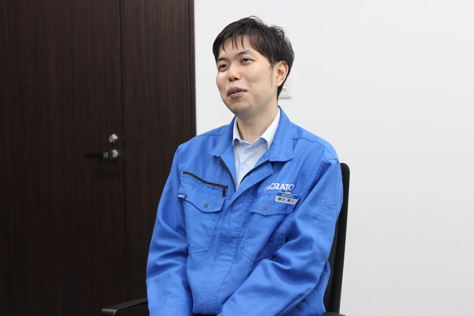 インタビューで話す藤井さん