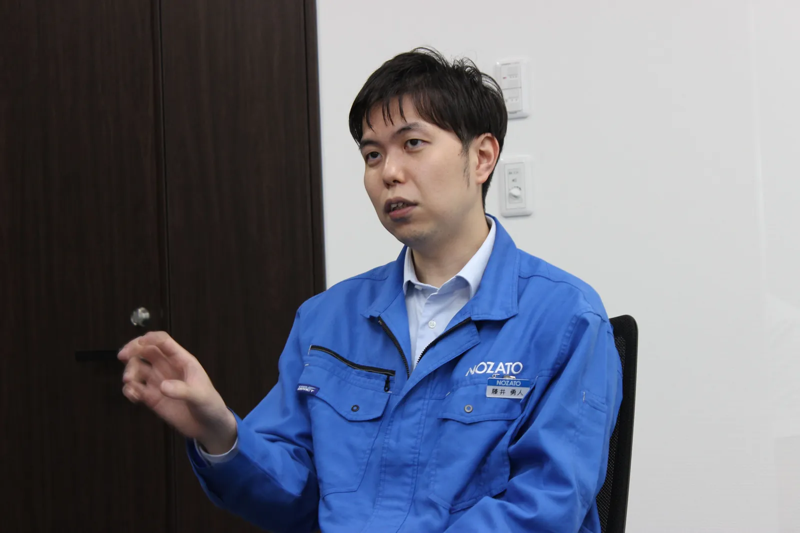 身ぶりを交えて話す藤井さん