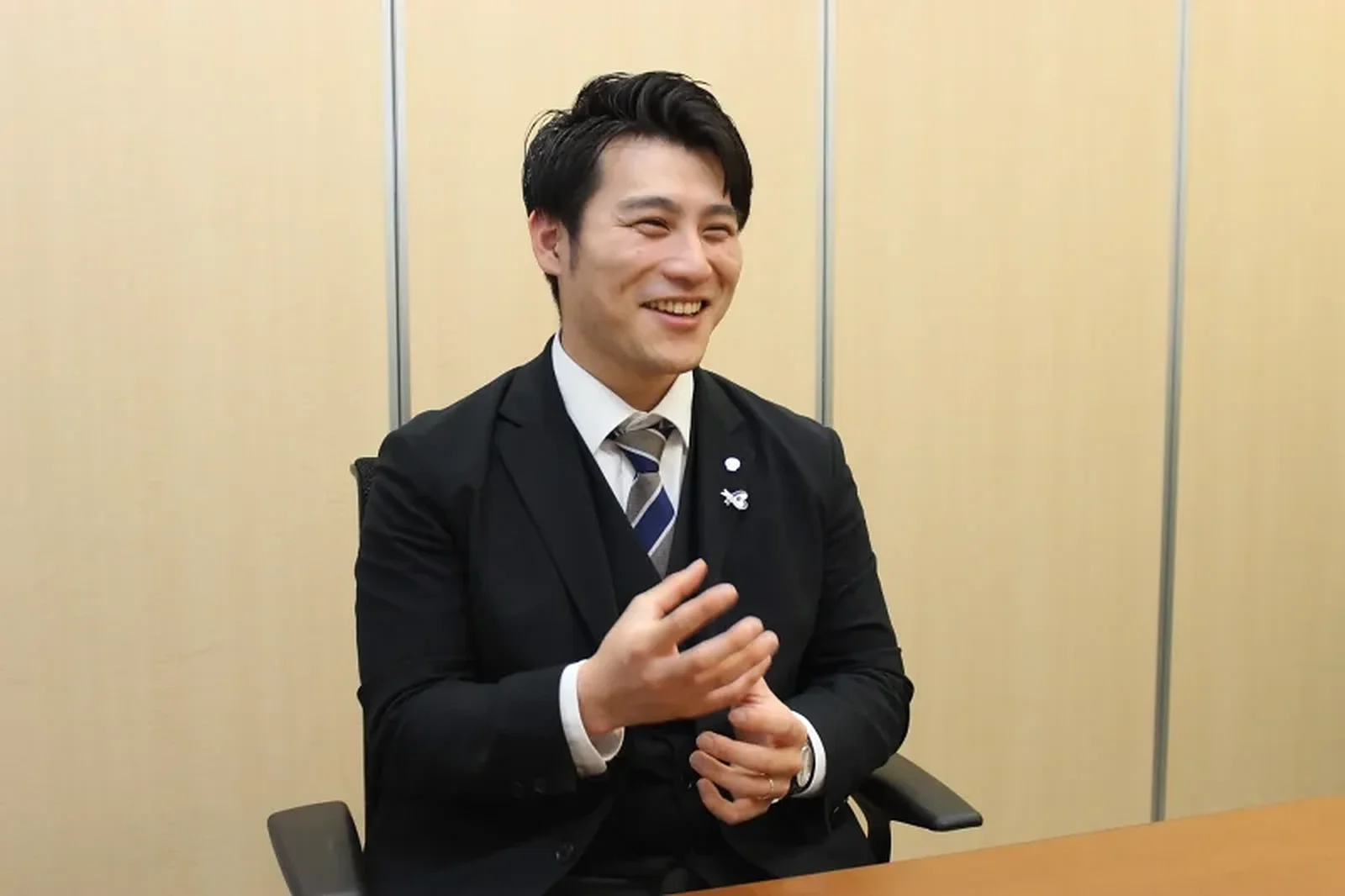 笑顔で話すわかさ生活の猪原さま