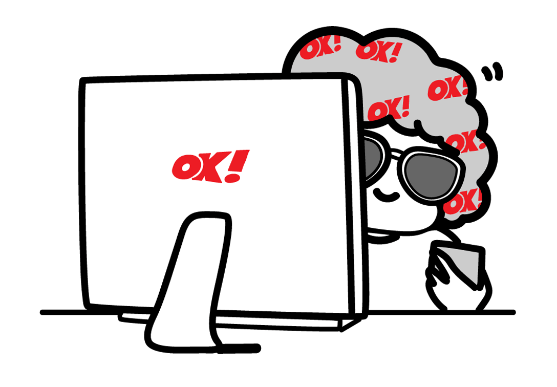 パソコンの前でスマホを見るイラスト